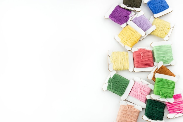 haft ręczny z kolorowymi nićmi