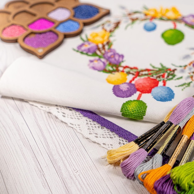 haftowane dodatki na drewnianym stole